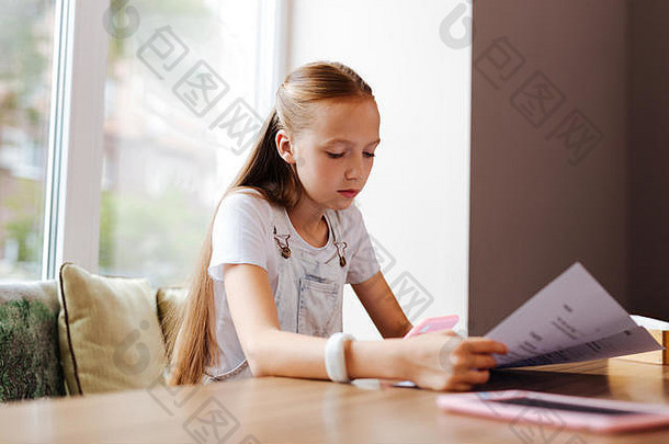 现代女孩阅读菜单坐着窗口咖啡馆