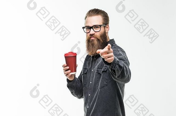英俊的有胡子的男人。时尚的头发胡子胡子脸指出相机持有杯杯子喝茶咖啡