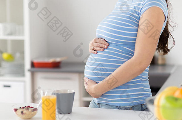 关闭怀孕了女人触碰肚子