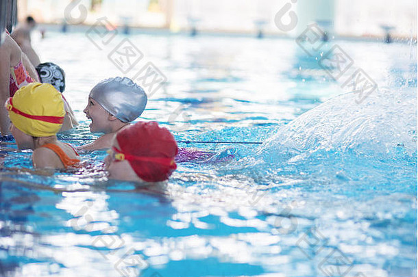 快乐孩子们孩子们集团游泳池类学习游泳