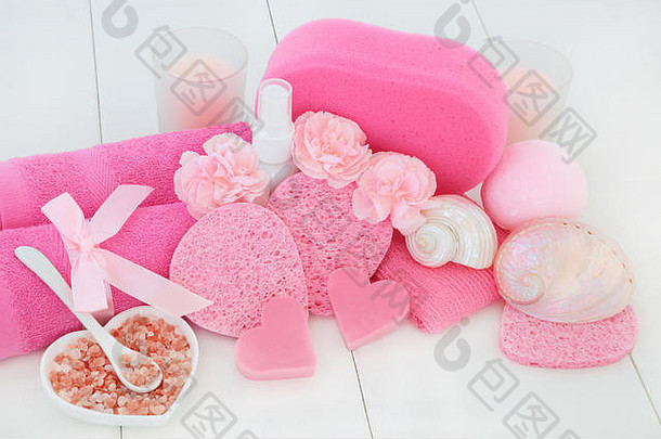 水疗中心浴室美治疗配件包括粉红色的康乃馨花喜玛拉雅叶状的盐心形状的肥皂身体乳液