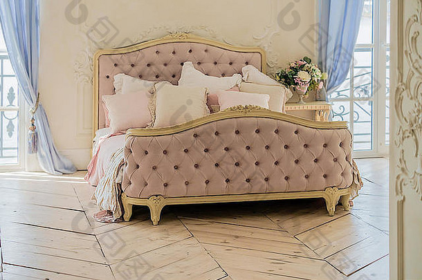 古董床上枕头奢侈品清洁明亮的白色卧室室内