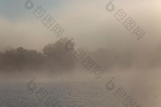 密集的雾soderica湖克罗地亚