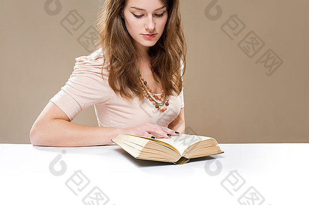 美丽的年轻的浅黑肤色的女人女人阅读<strong>诗书</strong>