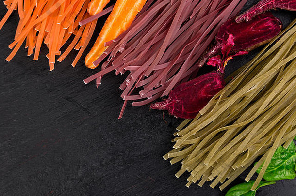 彩色的生蔬菜素食者意大利面甜菜胡萝卜菠菜平躺复制空间前视图框架