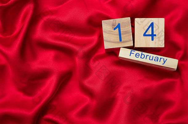 情人节一天前视图日历木多维数据集2月文本红色的丝绸背景复制空间
