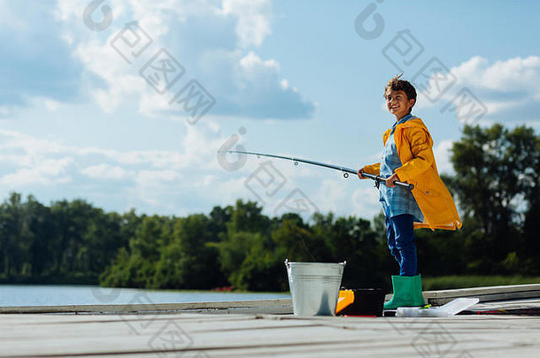 男孩微笑钓鱼不错的阳光明媚的一天