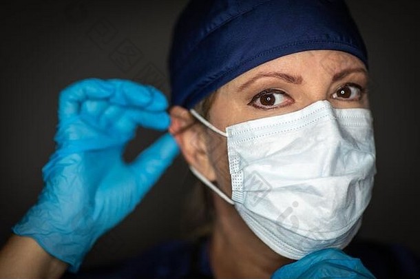 女医生护士穿外科手术手套把<strong>医疗</strong>脸面具