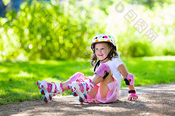 女孩<strong>学习</strong>辊滑冰阳光明媚的夏天公园孩子穿保护肘膝盖垫手腕警卫安全头盔安全角色