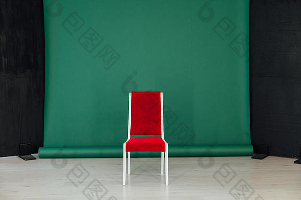 黑色的绿色背景室内房间红色的椅子