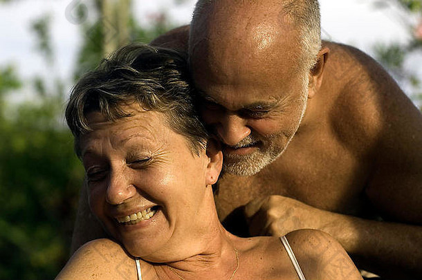 肖像快乐海尔西上了年纪的夫妇摆姿势夏天阳光岛巴厘岛