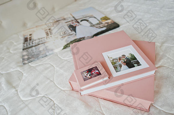 温柔的粉红色的婚礼相册,照片专辑盒子情况下铺设床上