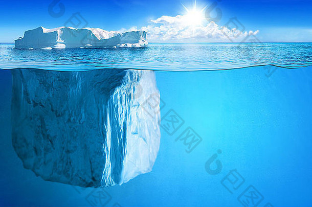 水下视图大冰山美丽的极地海背景插图