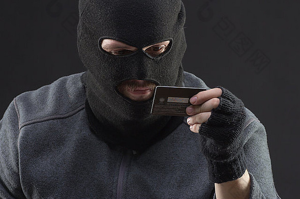 黑客持有偷来的信贷卡手
