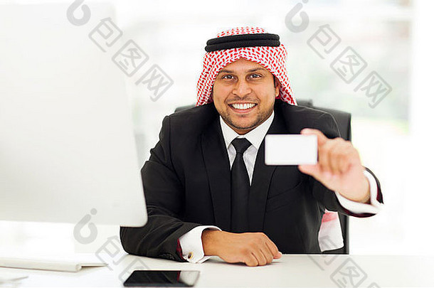 快乐阿拉伯商人将业务卡