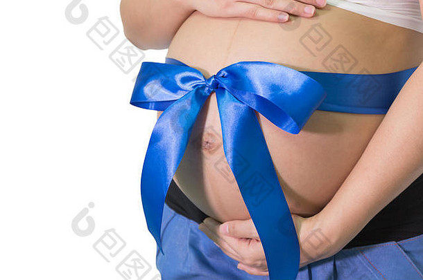 怀孕了女人手持有肚子蓝色的丝带礼物肚子健康的儿子概念复制空间孤立的白色背景