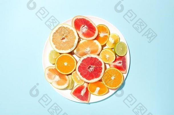 板混合柑橘类水果蓝色的背景