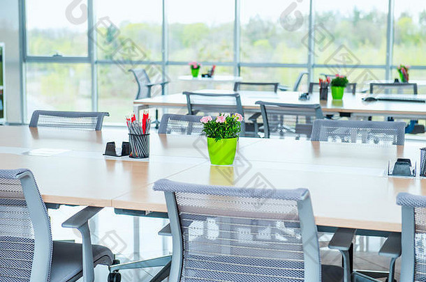 室内现代光空开放空间办公室大窗户表格桌子椅子绿色植物共同办公工作场所概念极简主义busin