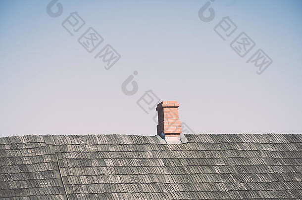 农村房子砖烟囱木屋顶复古的古董电影效果