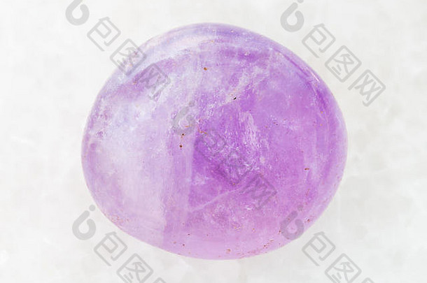 宏拍摄自然矿物岩石标本重挫紫水晶水晶白色大理石背景