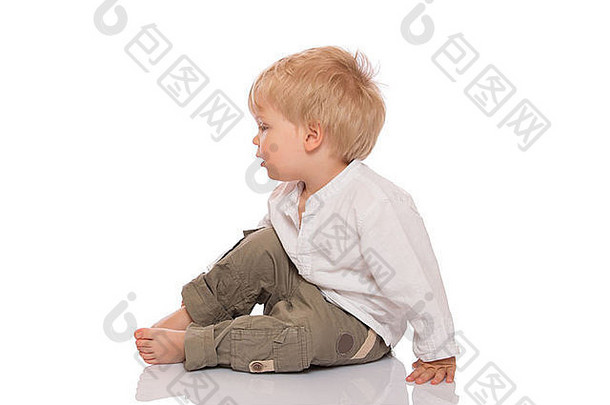 孩子金发碧眼的头发坐着地板上孤立的白色背景