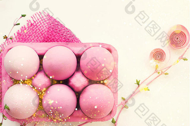 粉红色的彩色的复活节鸡蛋粉红色的盒子粉红色的装饰白色背景闪闪发光的复制空间复活节鸡蛋背景