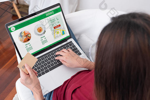 关闭女人坐着信贷卡支付食物在线订单移动PC电脑添加车函数网页首页数字市场营销概念