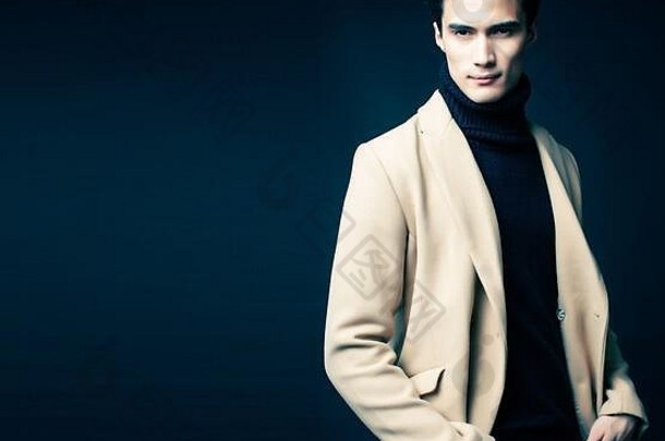 英俊的亚洲时尚男人。摆姿势工作室黑色的背景生活方式现代人概念