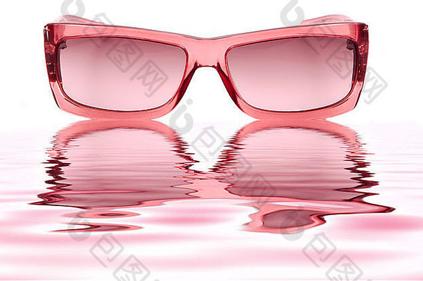 一对粉红色的女士们太阳镜孤立的白色背景反映水涟漪