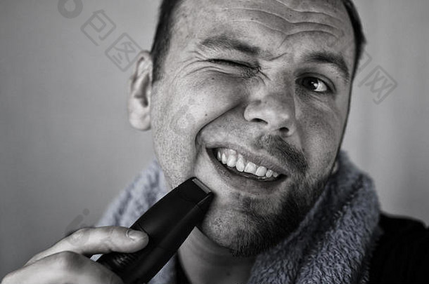 单色变形肖像有胡子的男人。剃须
