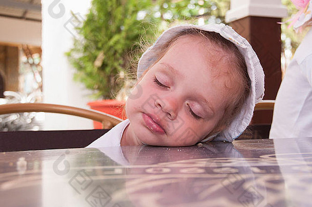 两岁的女孩<strong>吃街</strong>咖啡馆下降了睡着了坐着椅子休息头表格