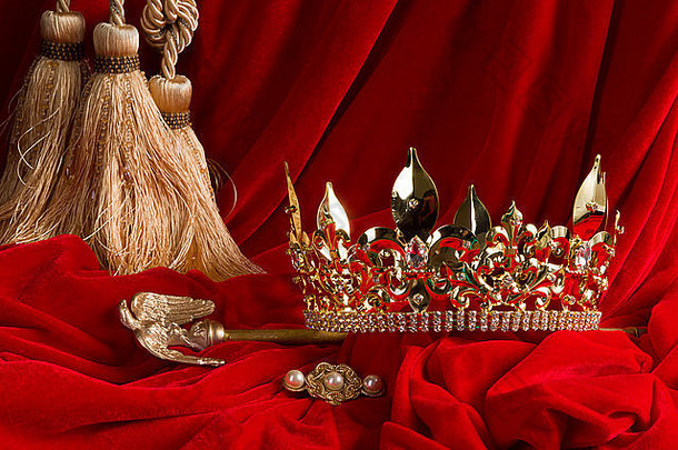 金国王的皇冠权杖红色的天鹅绒