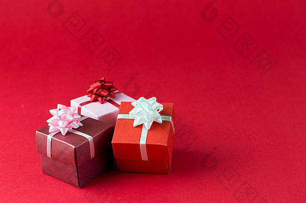 礼物盒子包装丝带弓红色的背景