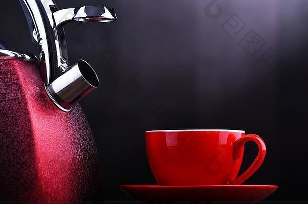 <strong>红</strong>色的<strong>不锈钢</strong>钢炉子上水壶吹口哨杯咖啡