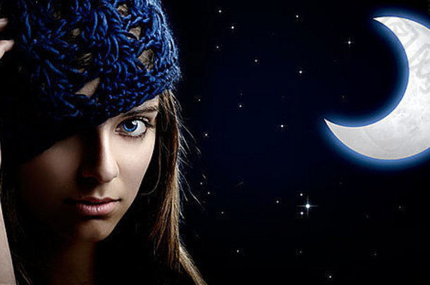 肖像美丽的年轻的女人晚上人造的月亮背景
