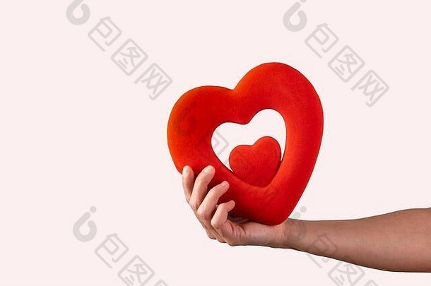 女人持有手红色的心白色背景概念情人节一天