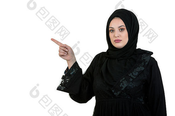 工作室拍摄年轻的女人穿传统的阿拉伯语服装她是持有手一边