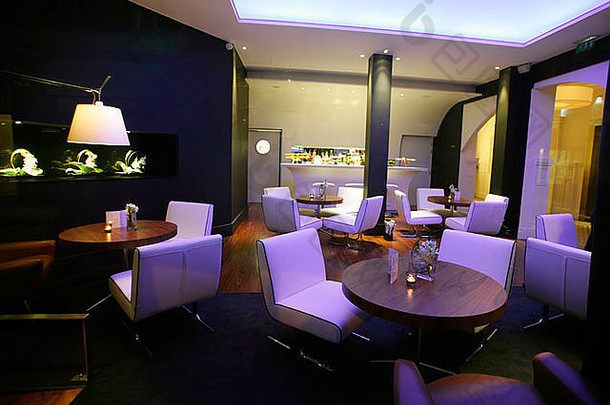时尚的休息室酒吧白色椅子环境照明