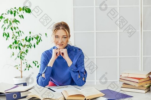 业务女人工作桌子上办公室书培训