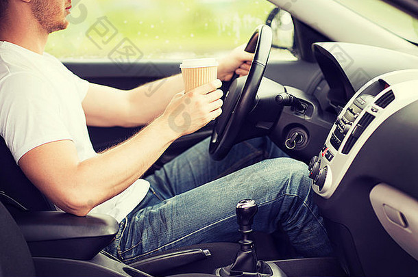 男人。喝咖啡开车车