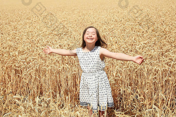 年轻的女孩有趣的小麦场