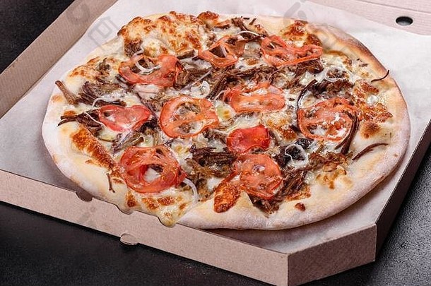 新鲜的热披萨肉蘑菇奶酪西红柿使烤箱意大利厨房