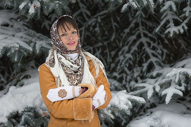 女孩白雪覆盖的云杉高精神圣诞节