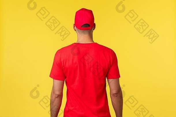 表达交付流感大流行科维德安全航运在线购物概念回来快递穿红色的统一的t恤帽促销