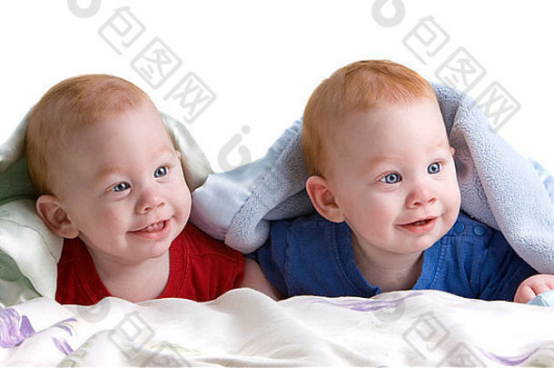 美丽的年轻的婴儿<strong>双胞胎</strong>男孩红色的头发说谎前面软毯子