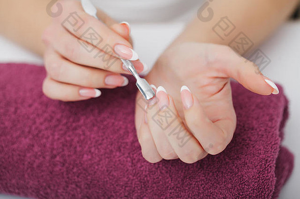 女人手指甲沙龙接收修指甲过程水疗中心修指甲