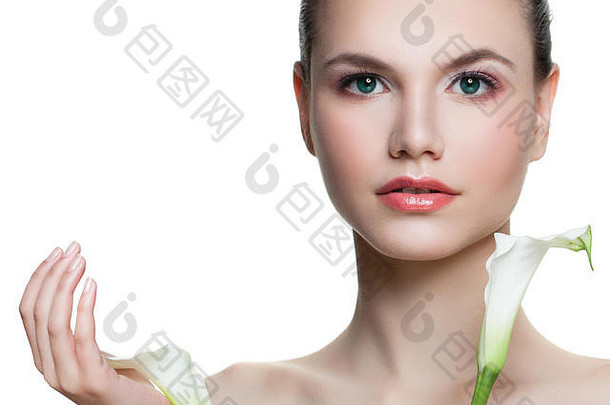 完美的年轻的女人持有花孤立的白色背景美丽的女脸健康的皮肤面部治疗美容美皮肤