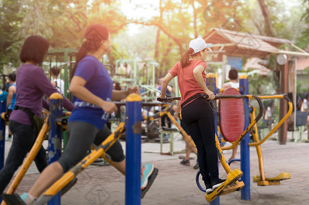 女人锻炼公园锻炼设备
