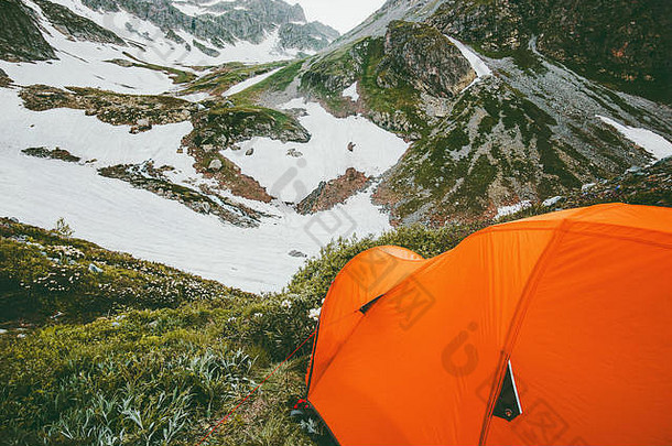 野营帐篷露营山景观旅行生存生活方式概念冒险夏天假期户外徒步旅行齿轮设备