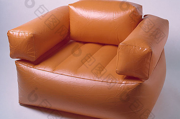 特写镜头充气橙色扶手椅